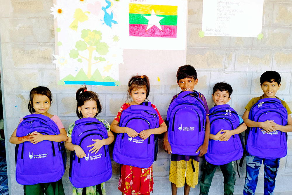 Distributing educational kits to FDMN children